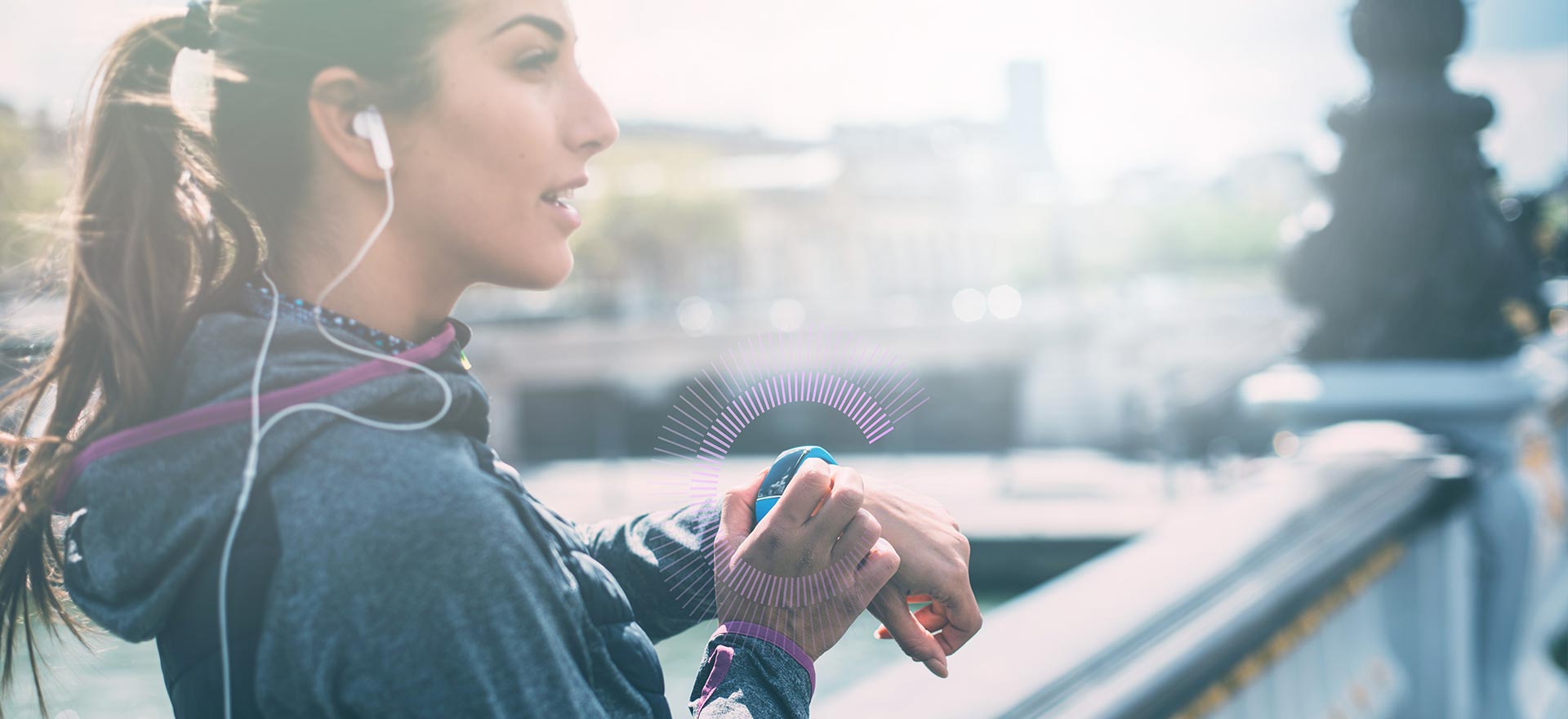 femmes vérifiant une montre de sport