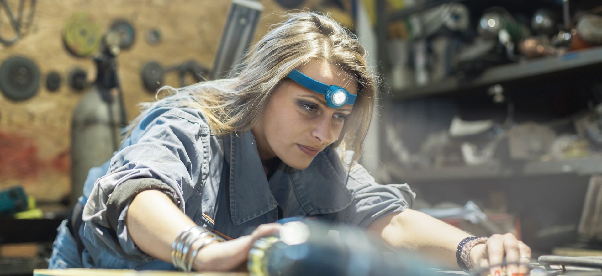 gp découverte - torche sur la tête d'une femme