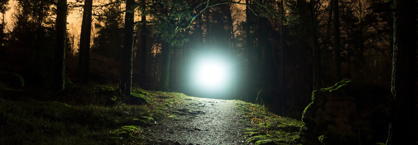 marcher dehors avec une lampe de poche