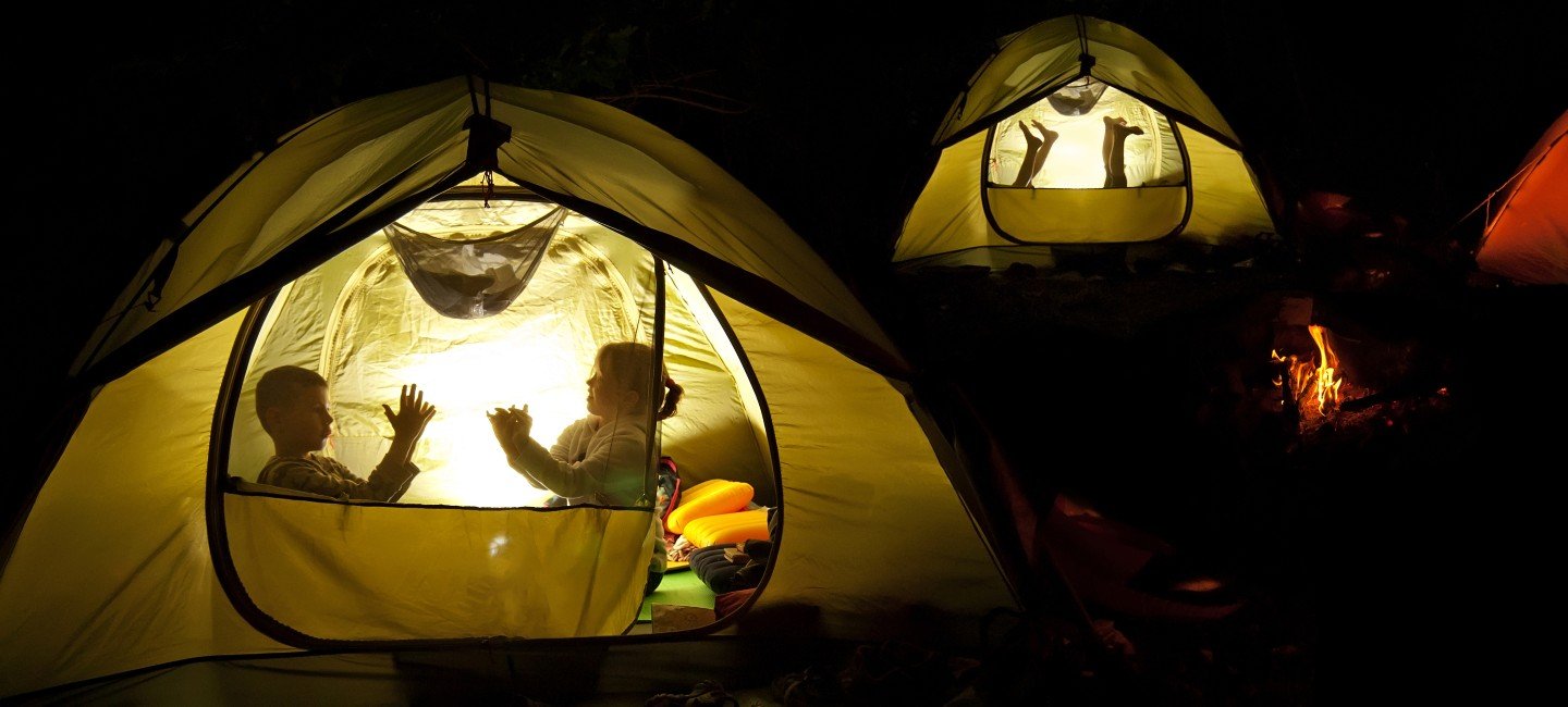 camper avec une lampe de poche